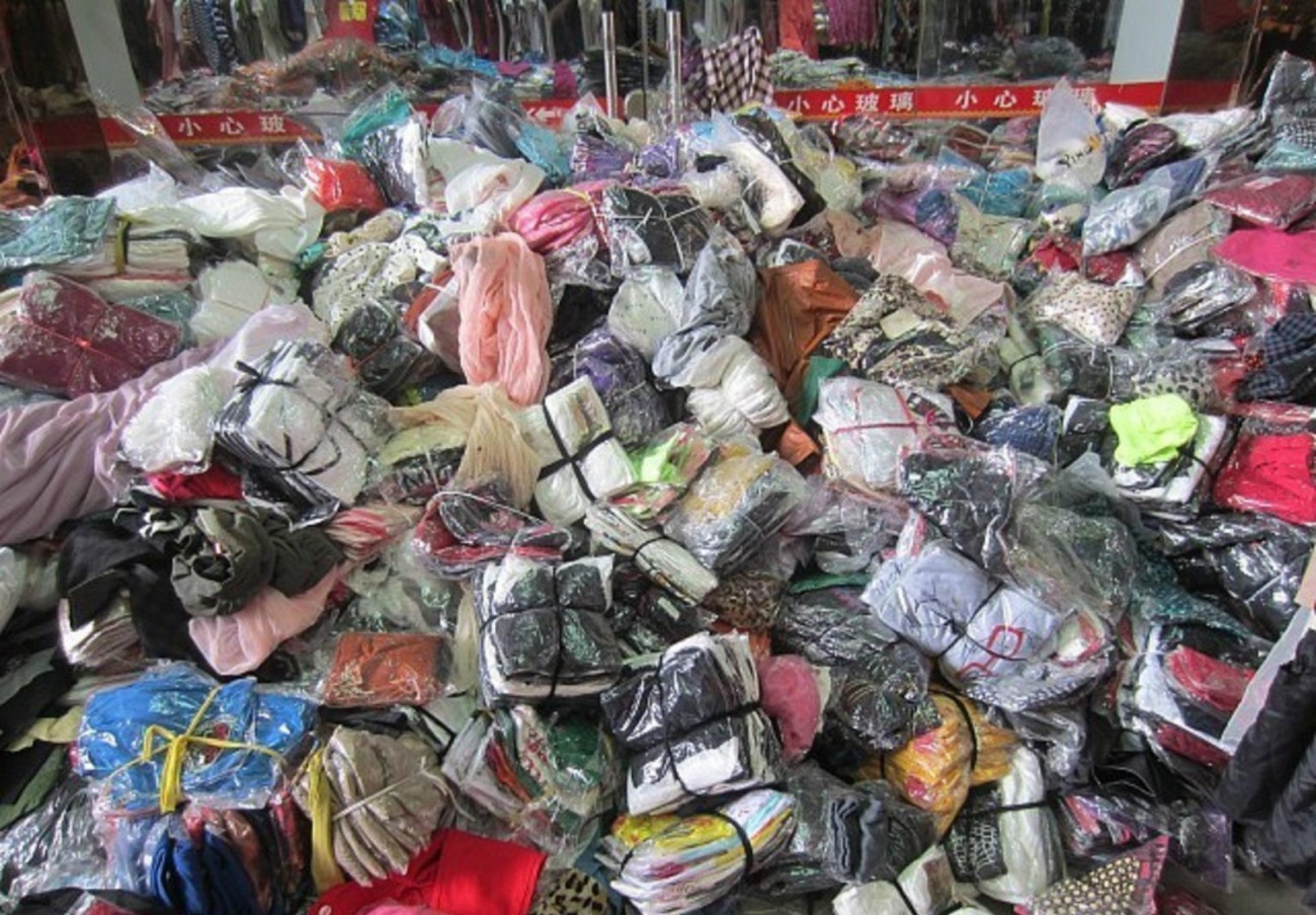 你还在为库存服装烦恼吗 快找深圳宇航服装尾货公司