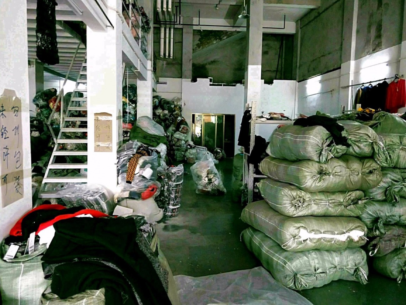 广州长期大量回收库存服装回收库存服装尾货