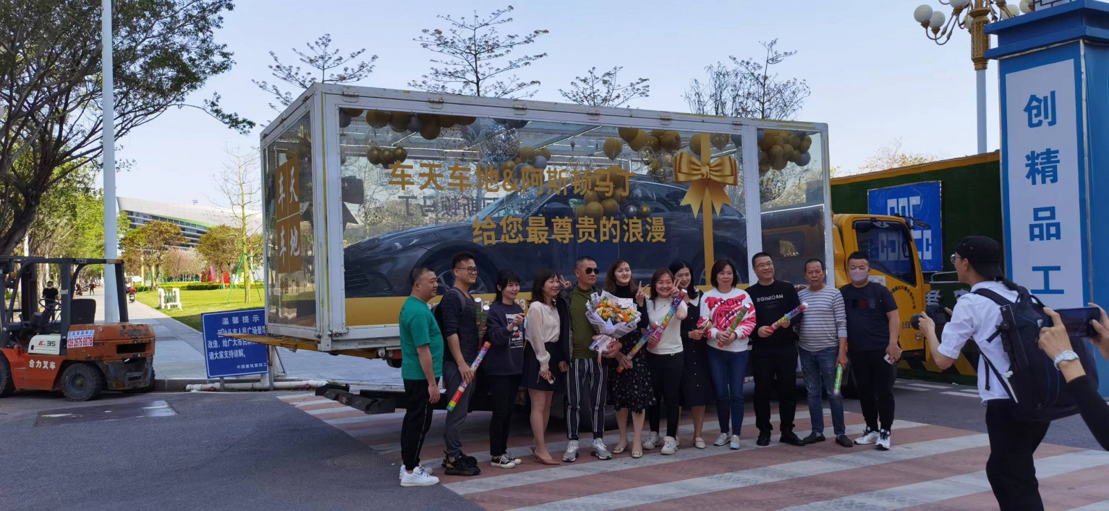 求婚仪式追女朋友选用透明礼盒拖车给惊喜怎么给女朋友惊喜网络求婚送车