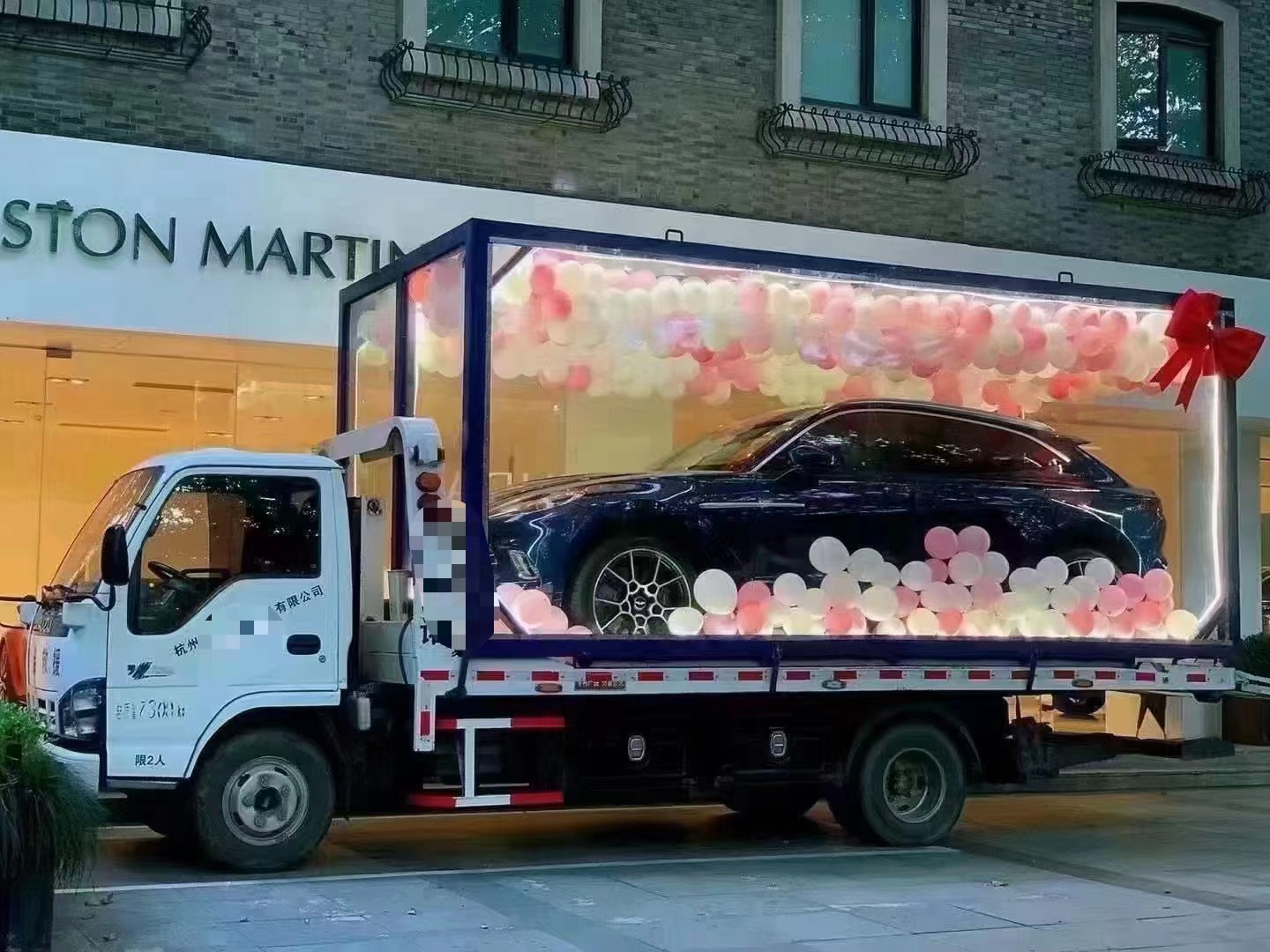 2023透明礼盒透明亚克力豪车托运封闭拖车电话给女朋友惊喜的创意房间玫瑰花怎么摆透明箱子钱