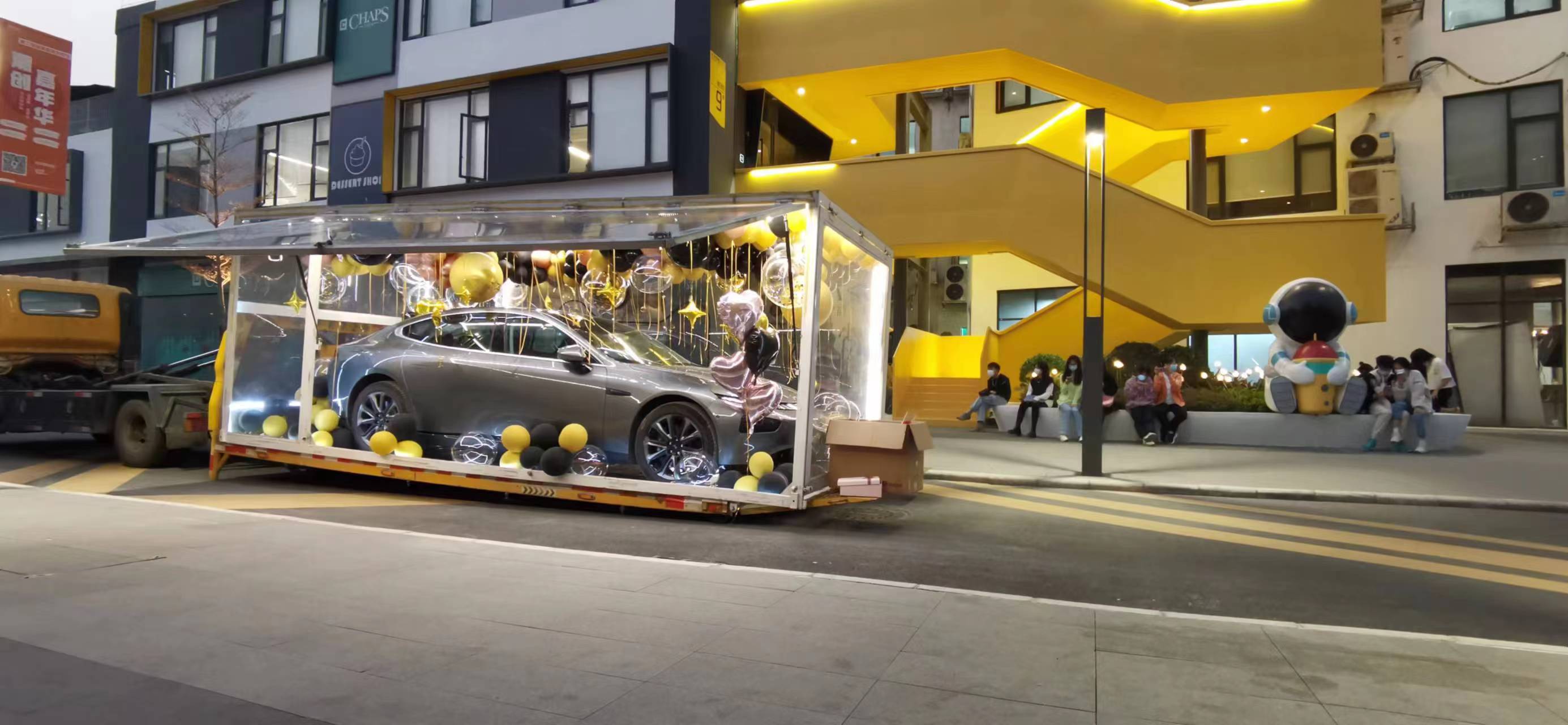 汽车活动透明礼盒拖车圣诞节怎么给女朋友惊喜给女朋友送车