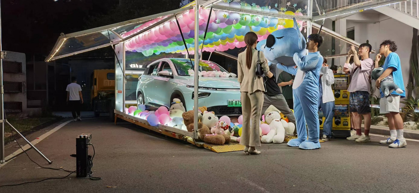 婚礼送礼物透明礼盒拖车方案给女朋友惊喜的方法求婚送车说说