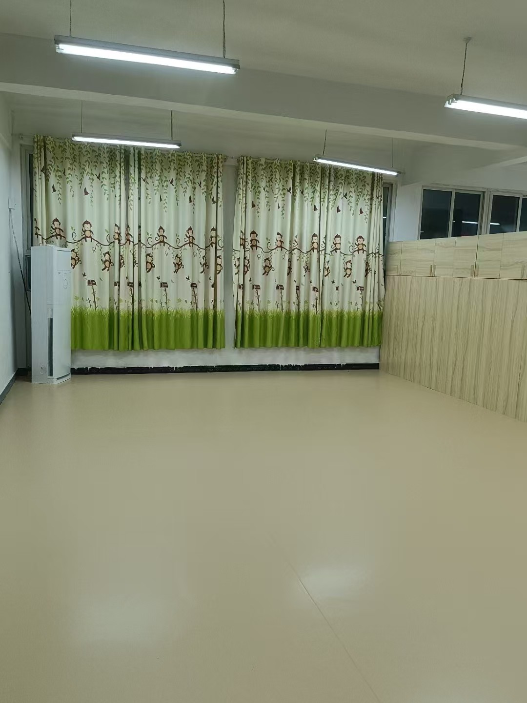 衡阳气排球场PVC塑胶地板地板胶厂家防火防滑易打理